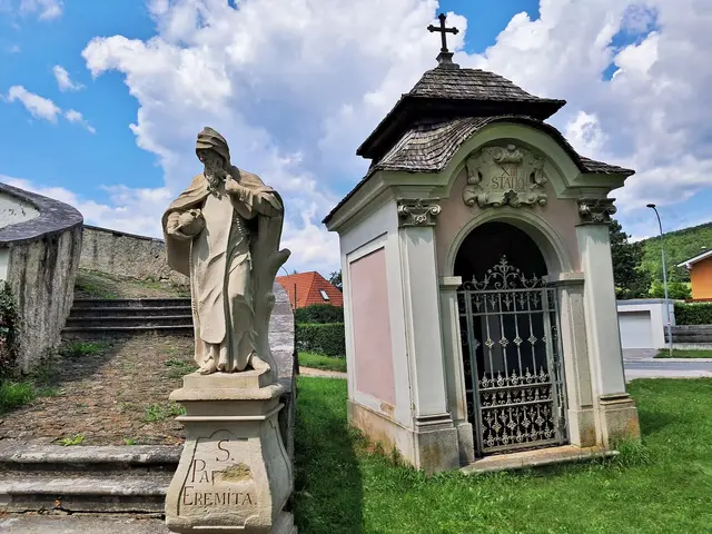 Eine der beiden Kreuzwegstationen am Fuß der Treppe | Foto: © Silvia Plischek