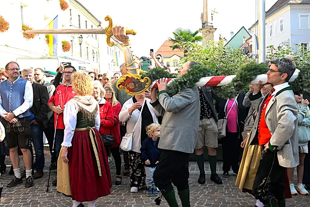 Die Marktfreyung wird am hohen Mast vor dem Rathaus aufgestellt. | Foto: Josef Bodner