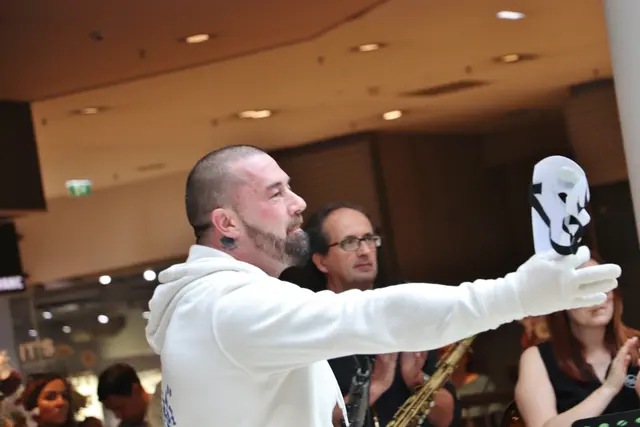 Brani Zunami ist Gebärden-Rapper, Musiker, Tänzer und Sozialarbeiter. Seine Eltern sind gehörlos, er ein Star in Pantomime und Ausdruckstanz. | Foto: Edith Ertl