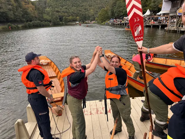Große Freude nach der Ankunft im Ziel. So sieht Teampower aus.  | Foto: Lisa Stöckl