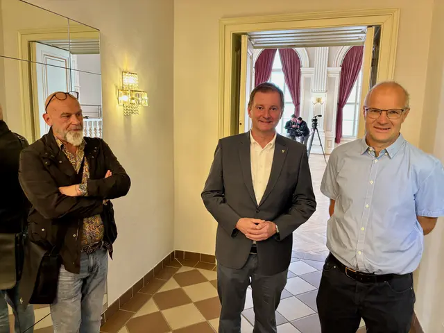 Vor Verkündung des Ergebnisses: Michael Schüssler (FPÖ), Josef Steinkellner (ÖVP) und Reinhard Stückler (Grüne).