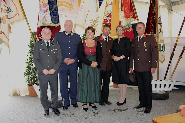 Andreas Hlavac (Rettung), Bernhard Schmidt (Polizei), VzBgm Julia Schmid, Stefan Visinteiner (Kommandant), Christine Eberl (Bezirks-GF ÖVP) und Klaus Purner (Kdt.-Stv.)
