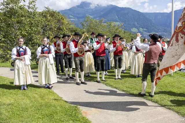 Vor der Verleihung fand ein Landesüblicher Empfang mit der Musikkapelle Proveis und mit einer Ehrenformation des Schützenbezirk Burggrafenamt-Passeier auf der Vorburg von Schloss Tirol im Dorf Tirol statt. | Foto: Land Tirol/Sedlak
