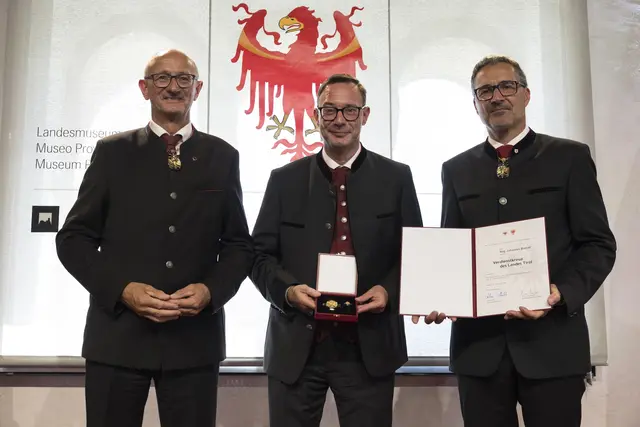 LR a.D. Johannes Bodner aus Kufstein (Bezirk Kufstein) wurde für seine Verdienste um das Gemeinwohl sowie das Bildungswesen, insbesondere um die nachhaltige Weiterentwicklung der FH Kufstein als auch den Tiroler Landesschützenbund mit dem Verdienstkreuz ausgezeichnet. | Foto: Land Tirol/Sedlak