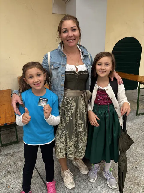 Tina, Anna und Carina Sonnleitner im Schloss. | Foto: Dietl-Schuller