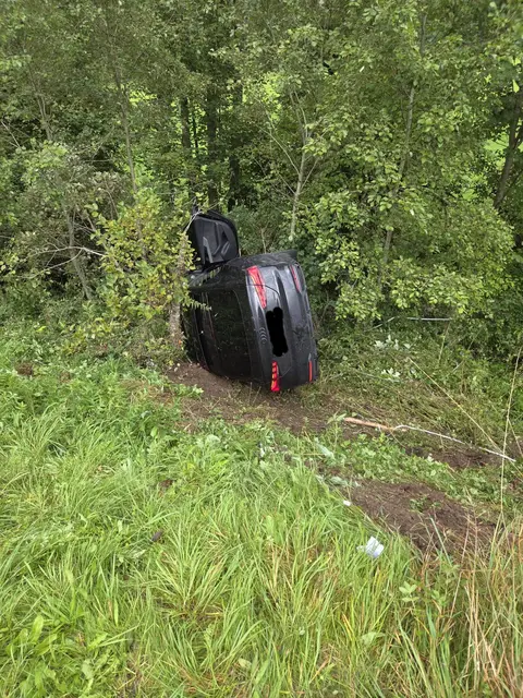 Nach dem Überschlag blieb der Wagen im Bach liegen. | Foto: Feuerwehr Plainfeld