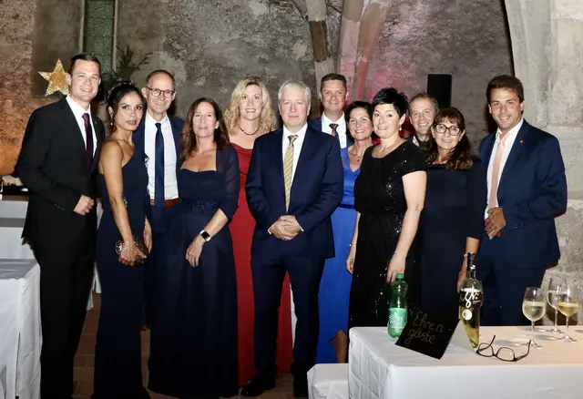 Festliche Stimmung im Stift Lilienfeld: Die Maturaklasse des BG/BRG Lilienfeld feiert unter dem Motto „Per aspera ad astra“, während Gäste aus allen Altersgruppen das Dormitorium und Cellarium mit den verschiedenen Bars genießen. | Foto: Stift Lilienfeld