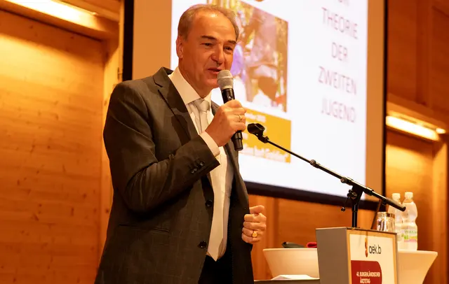 Landesrat Dr. Leonhard Schneemann bei seiner Eröffnungsrede des Burgenländischen Ärztetages 2025 im Liszt-Zentrum in Raiding. | Foto: Landesmedienservice Burgenland