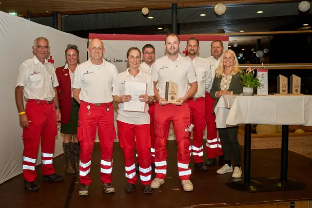Das Team RK Ried 1 überzeugte in der Bronze-Wertung. Am Bild ist die Gruppe mit Roman Herndl, Ingrid Rupprechter, RK-Bezirksgeschäftsleiter Johannes Raab, Stefan Wagner, Jürgen Leitner und Landtagsabgeordneter Gertraud Scheiblberger (v. l.). | Foto: OÖRK/Andi Brugger
