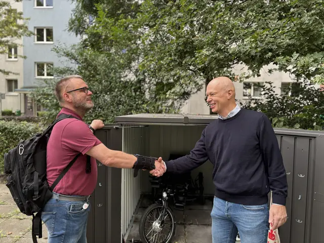 Christoph (li.) bedankt sich bei Wolfgang Orgler, Klubobmann der Grünen Donaustadt, für die Unterstützung beim Bekommen einer Fahrradbox. | Foto: Luise Schmid/MeinBezirk