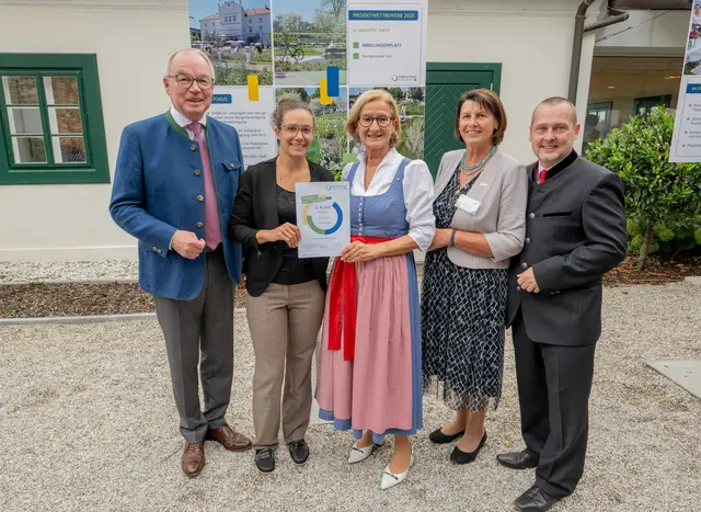 Tulln: LH-Stv. Stephan Pernkopf, Cornelia Hebenstreit, LH Johanna Mikl-Leitner, Obfrau Maria Forstner, Geschäftsführer Johannes Wischenbart.
  | Foto: Erich Marschik
