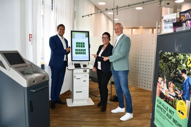Der Besuch von Staatssekretär Alexander Pröll (li.) bei Vizebürgermeisterin Dagmar Fetz-Lugmayr und Amtsleiter Reinhard Haider unterstreicht die Rolle der Gemeinde als Best-Practice-Standort für digitale Verwaltung in Österreich.

  | Foto: Gemeinde Kremsmünster