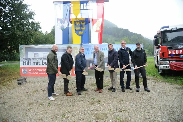 Spatenstich im September 2024: Vizebürgermeister Armin Bahr, Vizebürgermeister Mario Wührer, Kommandant der FF Wirts, Günther Weiss, LH-Stellvertreter Stephan Pernkopf, Bürgermeister Werner Krammer, Landesfeuerwehrkommandant-Stellvertreter Martin Boyer und Baustadtrat Martin Dowalil. | Foto: Zarl