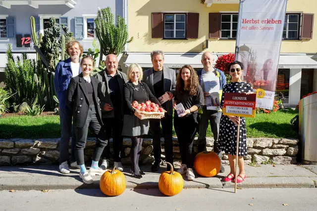 Von links nach rechts: Peter-Paul Rohracher (Verein Hauptplatz) Viktoria Ranacher-Lackner (Marketing TVB Osttirol), Ernst Moser (Obmann Osttirol de luxe), Bügermeisterin Elisabeth Blanik, TVB Osttirol-Obmann Franz Theurl, Jasmina Steiner (Stadtmarketing Lienz) Berno Mühlburger (Obmann Verein Stadtmarkt) und Alexandra Fuchs (Obfrau vom Osttiroler Lehrerchor). | Foto: Stadt Lienz/Bernd Lenzer