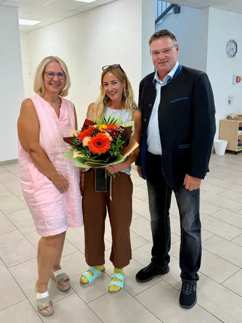 Bürgermeister Abg. z. NR Wolfgang Kocevar und die neue Leiterin des Kindergartens City Center, Alexandra Katschthaler (mitte). | Foto: Stadtgemeinde Ebreichsdorf