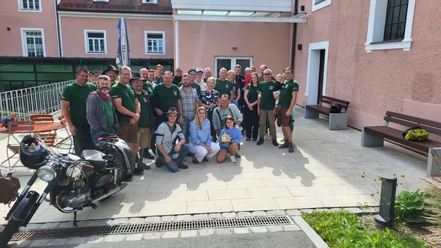 Die Oldtimerfreunde "Sauwald Schrauber" vor dem Ronald McDonald Haus in Passau.  | Foto: Sauwald Schrauber