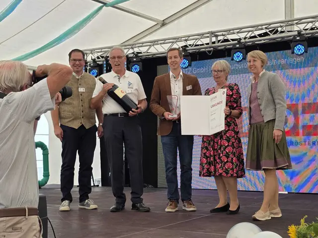 Eveline Grabmann (rechts) und Gottfried Masilko (links) vom Wirtschaftsbund überreichten Familie Schatz den Julius-Award. | Foto: Eveline Grabmann