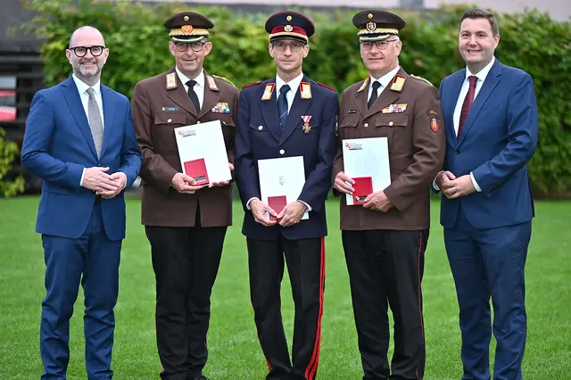 Bürgermeister Dietmar Prammer, Feuerwehrpräsident Robert Mayer, Branddirektor Stefan Krausbar, Landes-Feuerwehrkommandant Stellvertreter Michael Hutterer und Sicherheitsstadtrat Michael Raml beim feierlichen Festakt vor der Hauptfeuerwache Linz. | Foto: Stadt Linz/Hofer