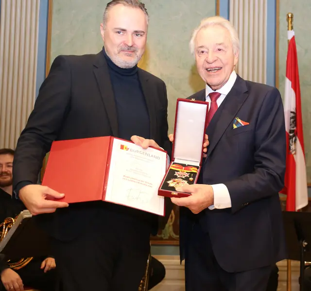Landeshauptmann Hans Peter Doskozil überreichte das Komturkreuz mit Stern an Harald Serafin. | Foto: Bgld. Landesmedienservice