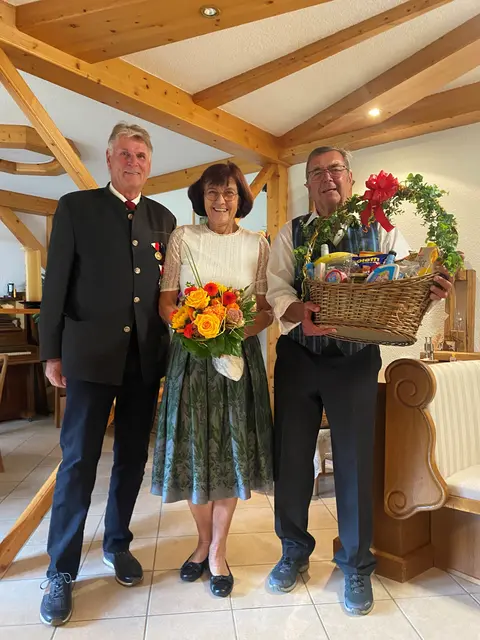 Foto von links: Subkassier Josef Braunsteiner, Maria und Kamerad Franz Müllner | Foto: Kameradschaft Ramingstein
