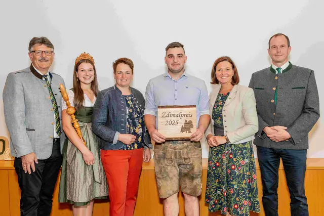 NÖ LAK-Präsident Andreas Freistetter, NÖ Waldkönigin Monalisa, LK NÖ-Vizepräsidentin Andrea Wagner, bester Forstwirtschaftsmeister Lukas Palmetzhofer, LAbg. Doris Schmidl und LK NÖ-Forstausbildungsreferent Michael Gruber. | Foto: Georg Pomaßl/LK Niederösterreich