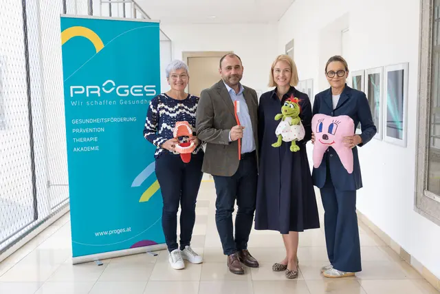 Von links: Zahngesundheitsexpertin Gertrud Dumfart, ÖGK-Landesstellenausschuss-Vorsitzender Albert Maringer Gesundheitslandesrätin LH-Stellvertreterin Christine Haberlander und Proges-Geschäftsführerin Doris Polzer mit Milchzahn Maxi und Zahnputzdrache Flori. | Foto: Land OÖ