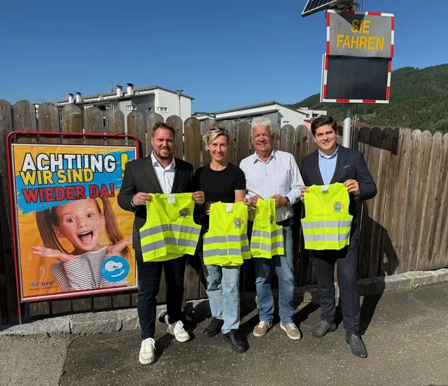 In Niklasdorf wurden zum Schulstart Warnwesten an die Schülerinnen und Schüler verteilt. Im Bild: Klubobmann LAbg. Marco Triller, Vize-Bgm. Christina Kure, Bgm. Johann Marak, Gemeindekassier Alessandro Kopeter (v. l.) | Foto: Marktgemeinde Niklasdorf