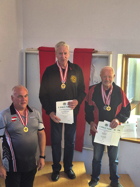 V.l.n.r.:
Bundessportleiter Erich Bohn
Johann Schneider (SG Brixlegg)
Alois Grüner (OÖ) | Foto: Peter Schinnerl