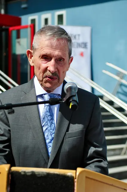 Karl Pertl ist der Dorfchronist, der die Geschichte zum Trinkwasser zu Papier brachte.  | Foto: Hassl