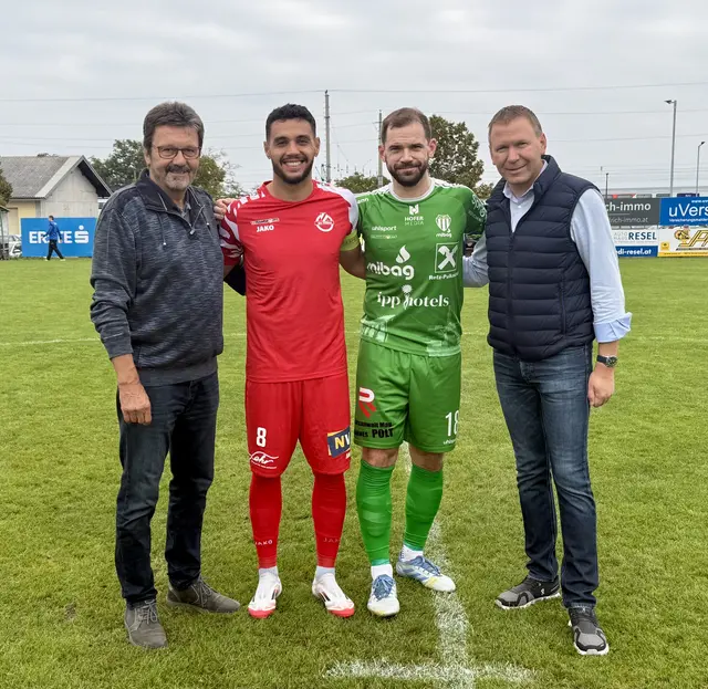 Bürgermeister Lentschig und Bürgermeister Lang (beide ÖVP) mit den Kapitänen der Mannschaften. | Foto: Herbert Gschweidl