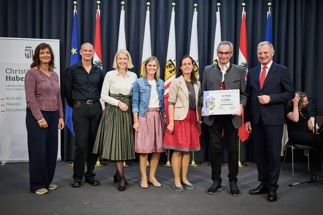 Martina Beck, Thomas Schwarzenbrunner, Christine Haberlander, Sonja Meister, Irene Seidl, Peter Zieher, Thomas Stelzer (v.l.). | Foto: Land OÖ/Peter Mayr