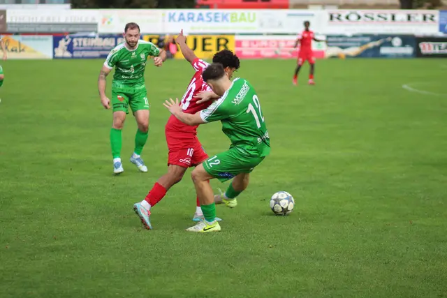 Zweikampfstark: Niklas Hacker, im Duell mit Karim Dhouib. | Foto: arbes
