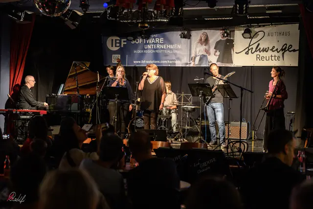 Die Erwachsenen mit der Band „Ewige Jugend“: Der Leiter des KLAZZ, Andreas Kopeinig, ist hier selbst am Klavier zu sehe | Foto: Alois Redolfi