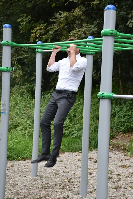 Bgm./LAbg. Mainusch probierte die Fitnessstation gleich aus.  | Foto: Haun