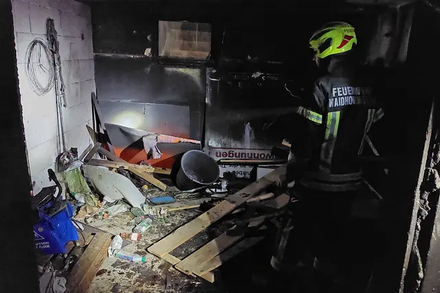 Das Feuer brach im Keller aus.