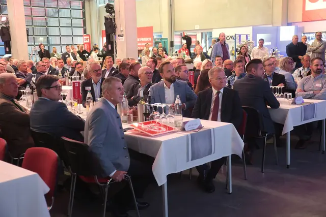 v.l.n.r.:, KommR Mag. Franz Edelbauer, MBA (Bezirksstellenobmann Wels-Stadt). Gerhard Hunger (CEO Gerätetechnik), Mag. Thomas Stelzer (Landeshauptmann), Dr. Martin Oberndorfer (Welser Wirtschafts-Stadtrat), Mag. Dr. Andreas Szigmund (Invest AG) mit Besucher im Hintergrund. | Foto: eventfoto.at / Foto Andreas Maringer