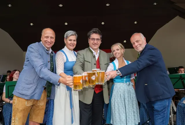Roland Rauch (GF Ferienregion Nationalpark Hohe Tauern), Karin Hofer (TVB Wald/Königsleiten), BGM Michael Obermoser, Christine Lechner (TVB Wald/Königsleiten), Peter Hofer (Obmann TVB Wald/Königsleiten). | Foto: TVB Wald/Königsleiten & Hölzl