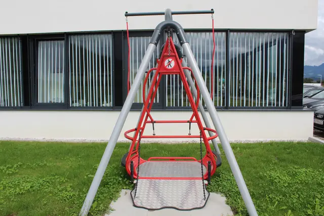Am Spielplatz gibt es unter anderem eine barrierefreie Schaukel.