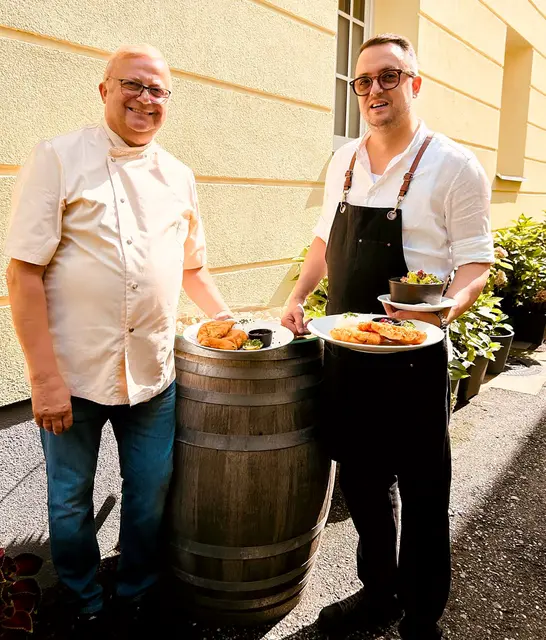 Über den Titel "Beliebtestes Wiener Schnitzel des Burgenlands" freuen sich Erich (l.) und Andreas Ruckendorfer vom Gasthaus Ruckendorfer in Eisenstadt.  | Foto: Ruckendorfer