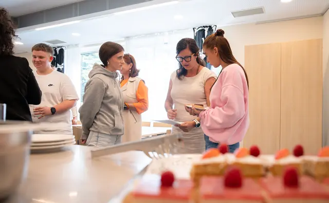 Vier neue Lehrlinge starteten Anfang September ihre Ausbildung in den städtischen Seniorenwohnhäusern. | Foto: Stadt:Salzburg / Alexander Killer
