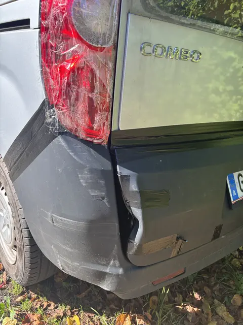 Das Heck des mobilen Radars von Bad Ischl hat bei einem Unfall ordentlich etwas abbekommen. | Foto: MeinBezirk/Gratzer