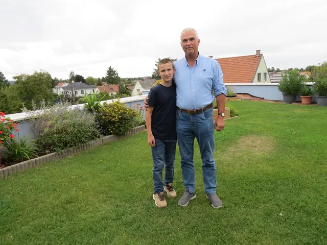 Der 11-jährige Sohn Marcel von Reinhard Müller interessiert sich schon jetzt für die begrünten Flächen. | Foto: Sabine Krammer/MeinBezirk