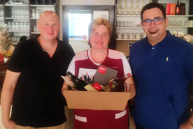 Vizebürgermeister Stefan Hinterberger, Bezirksparteivorsitzender der SPÖ Hollabrunn, Café-Inhaberin Marion Mekyna und Bernd Butschell, MSc, Ansprechpartner des SWV Hollabrunn (v.l.). | Foto: SWV