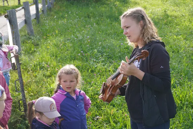 Die Geige besteht aus Holz, dass auch im umliegenden Wald gefunden werden kann.  | Foto: AMG