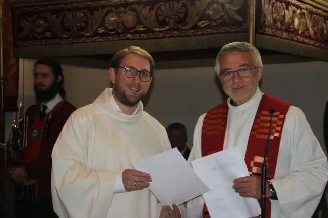 Pfarrer Dariusz Hrynyszyn  (r.) überreicht Bernhard Kathrein-Wieser das Dekret zur Bestellung als Kemater Pfarrkurator. | Foto: Manfred Jordan