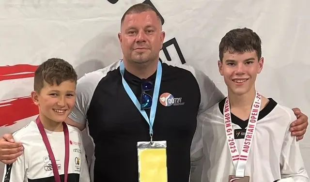 Von links: Fabio Schwarzinger, Coach Markus Neubauer und Christoph Grasböck. | Foto: Taekwondo Freistadt