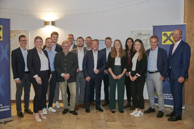 Stefan Radinger, Julia Dutzler, Thomas Höllhuber, Thomas Pürstinger, Franz Ganglbauer, Johann Wasserbauer, Martin Mitterhumer, Andreas Grasegger, Martin Karlhuber, Johannes Meiseleder, Birgit Mayr, Agnes Hochgerner, Klara Steininger, Horst Brandlmaier, Reinhard Schwendtbauer (v.li.). | Foto: F1 Fotodesign/Oliver Mitterhumer