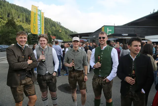 Buntes Treiben beim Holzmarkt in Kathal. | Foto: MeinBezirk/Johannes Mandl