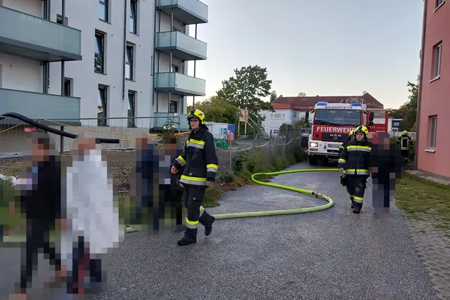 Evakuierung der Bewohner durch die Feuerwehr