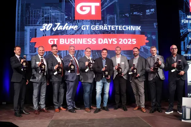 v.l.n.r.: Christian Nimmervoll (COO Gerätetechnik), Thomas Egger (Geschäftsleitung Gerätetechnik), Michael Nolte (Geschäftsleitung Gerätetechnik Deutschland), Christian Ernst (CFO Gerätetechnik), Dipl.-Ing. Andreas Leyrer, Georg Hunger, MBA, Timo Nimmervoll, Lukas Hunger, Gerhard Hunger (CEO Gerätetechnik), Max Mayerhofer (Moderator) | Foto: eventfoto.at / Foto Andreas Maringer